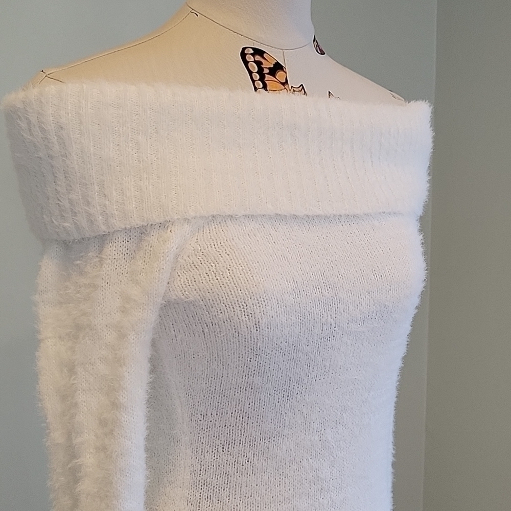 𝅺LOVE ALWAYS white off the shoulder dress.  Form fitting size Large